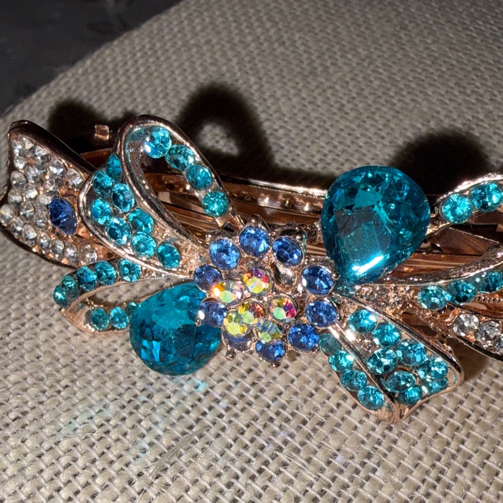 Sparkling Teal Crystal Hair Clip - Picture 3 of 9